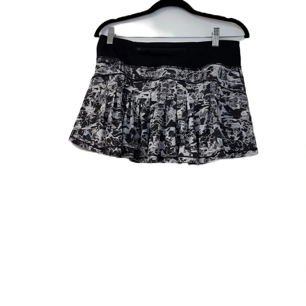 Lululemon Black and White Mini Skater Skirt size 10